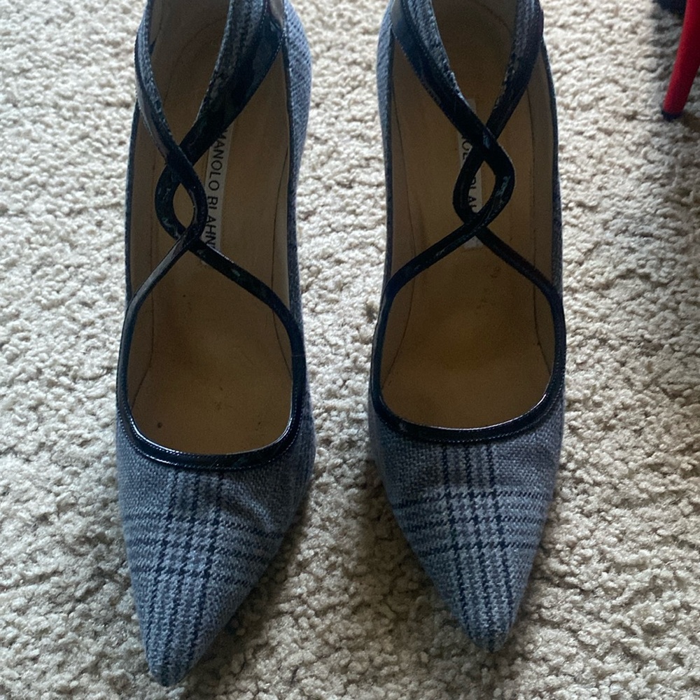 Houndstooth Manolo Blahnik pointy pumps